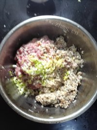美味的红烧狮子头做法图解6)