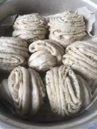自制奶香花卷做法图解18)