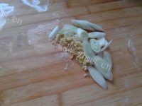 家常菜腊肉炒豆角做法图解2)