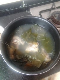 美味的海带猪蹄汤做法图解5)