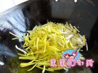 家常菜蒜黄炒肉做法图解10)