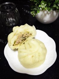 美味的芹菜肉包子