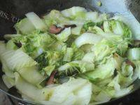 家常菜腊肉炒白菜做法图解6)