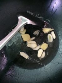 家常菜芹菜胡萝卜炒肉做法图解6)