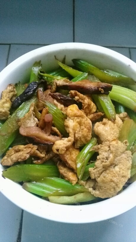 珍馐美味的芹菜炒鸡蛋