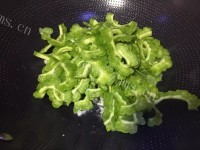 家常菜苦瓜炒牛肉做法图解11)