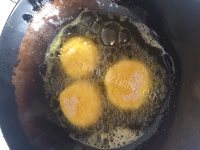 金黄的炸鸡蛋果子的做法图解六