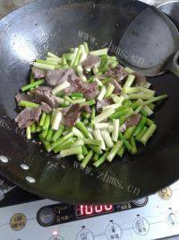 家常菜蒜苔炒牛肉做法图解5)