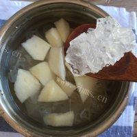 自制冰糖雪梨银耳莲子汤做法图解5)