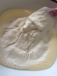 自制蛋黄小饼干做法图解4)