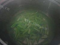 下酒菜芹菜拌花生米做法图解2)