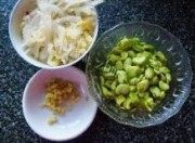 美味的蚕豆酸菜丝粉汤做法图解2)