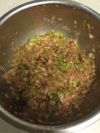 好吃的猪肉芹菜馅包子做法图解7)