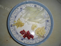 家常菜蒜苗烧豆腐做法图解3)