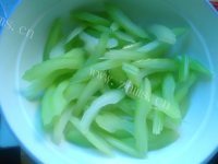 家常菜西芹炒牛柳做法图解5)