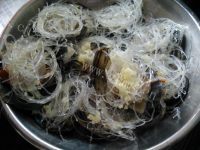 美味的蒜蓉粉丝蒸带子做法图解6)