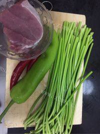 家常菜蒜苔炒肉片做法图解1)