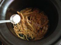 香菇虫草凤爪汤做法图解10)