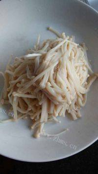 家常菜麻辣金针菇做法图解4)