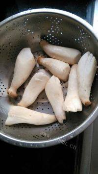 家庭式清炒杏鲍菇做法图解1)