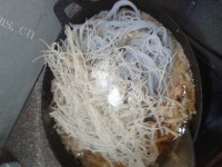 鲜美的虾仁葫芦炒黑粉丝做法图解6)