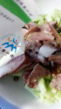 美味的猪头肉拌黄瓜做法图解3)