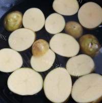 好吃的腊肠土豆沙拉做法图解1)
