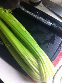 家常菜西芹炒肉片做法图解2)