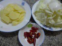 家常菜土豆炒白菜做法图解1)