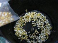 香脆的爆玉米花做法图解4)
