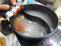 美味的鱼片鸳鸯火锅做法图解8)