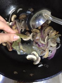 美味法式奶油蘑菇汤做法图解7)