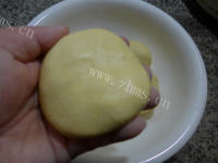 美味的鸡蛋椰蓉馅玉米粉煎饼做法图解8)