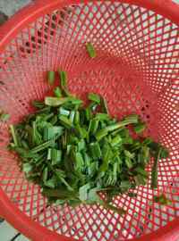 热闹的芹菜大蒜叶炒干子做法图解2)