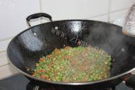 家常菜肉末豌豆做法图解5)