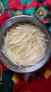 唇齿留香的酸辣土豆丝做法图解2)