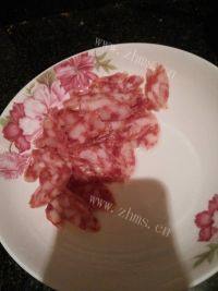 家常菜彩椒炒腊肠做法图解1)
