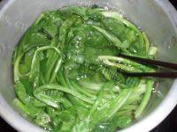 自制浇汁菠菜做法图解2)