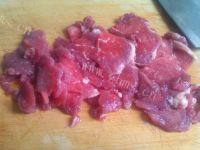 家常的牛肉土豆炒干豆角做法图解4)