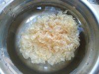 美味的银耳莲子雪梨羹做法图解4)