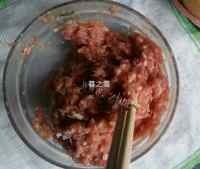 美味的酱汁面筋包肉做法图解3)