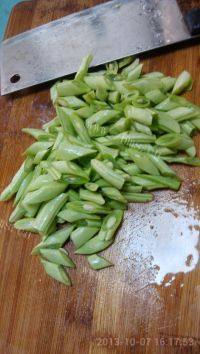 家常菜酸菜豆角做法图解2)