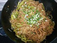 蒜苔肉丝焖面做法图解14)