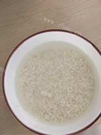 （团团圆圆）桂圆红枣银耳糯米粥做法图解1)