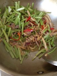 家常菜芹菜鱿鱼丝做法图解6)