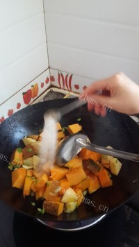 美味的南瓜炖土豆做法图解4)