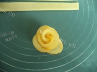 自制苹果玫瑰花做法图解12)