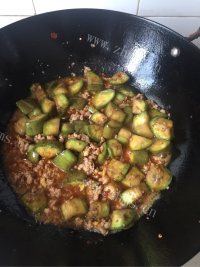 美味的红虾豆腐香锅 做法图解7)