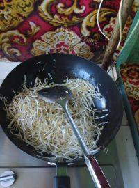食盐清炒豆芽做法图解3)