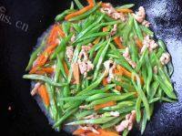 美美厨房之豆角炒肉做法图解5)
